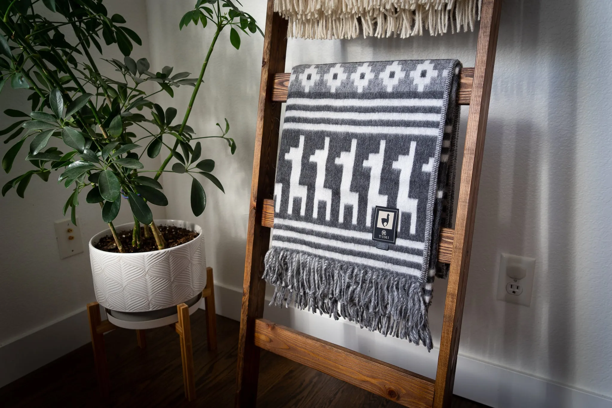 Alpaca Wool Throw Blanket - Alpaca Design (Grey)