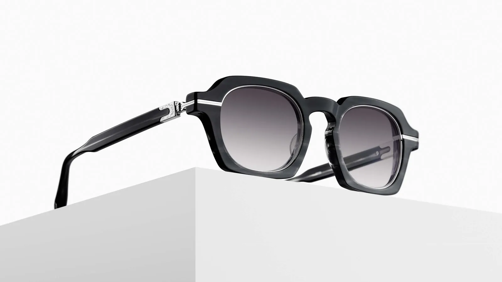 M2055-Black Stripe / Brushed Silver