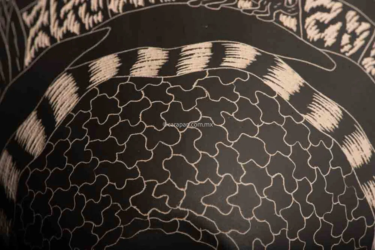 Mata Ortiz Pot With Etched Animals in Black Over Beige