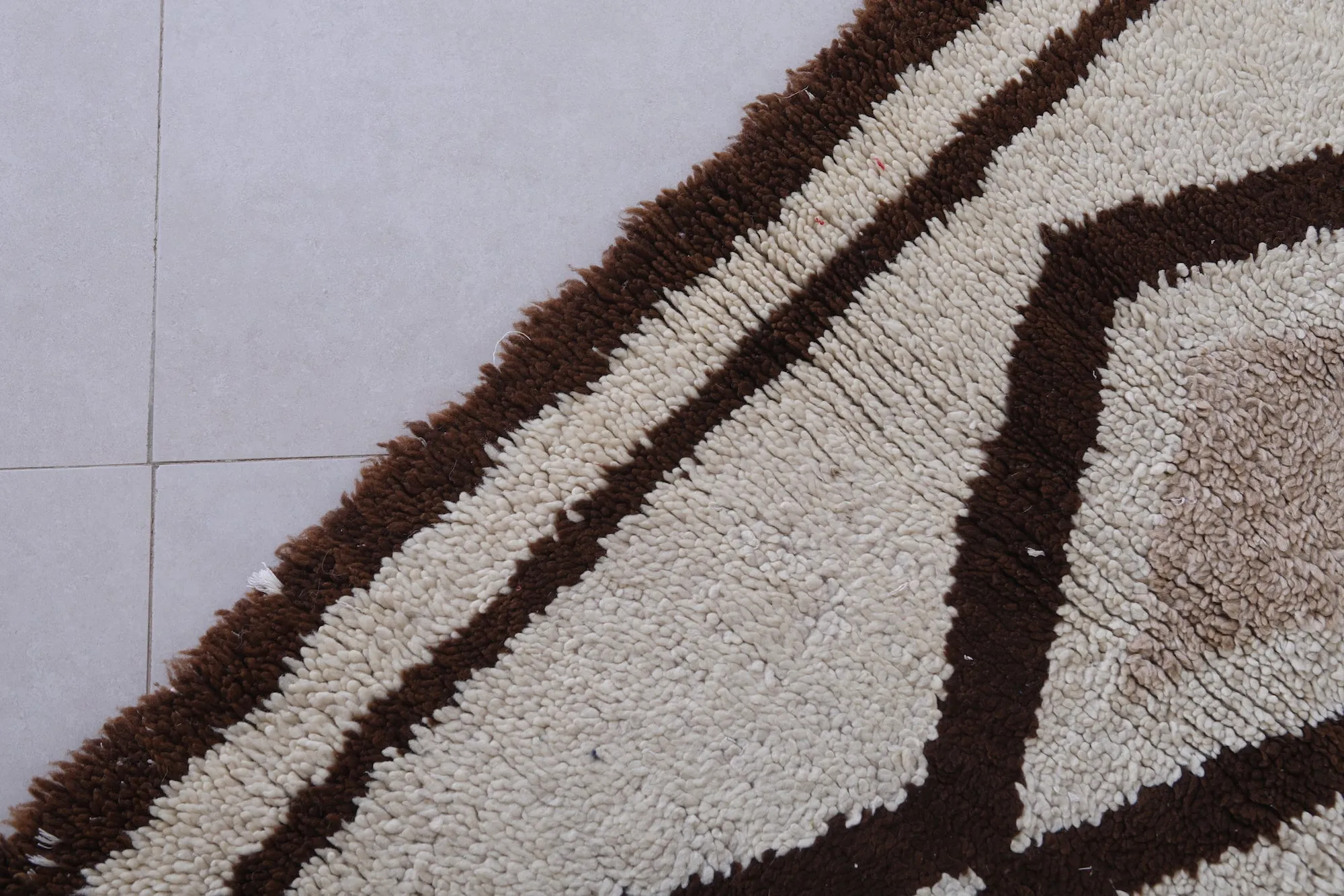 Moroccan Rug - Bold Diamond Pattern 2.6ft x 6.4ft | Handwoven