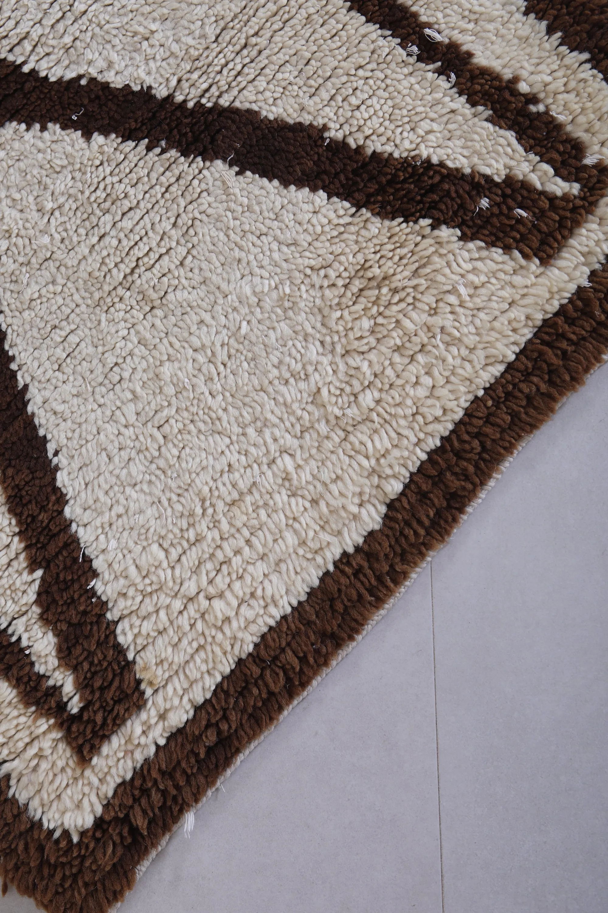Moroccan Rug - Bold Diamond Pattern 2.6ft x 6.4ft | Handwoven
