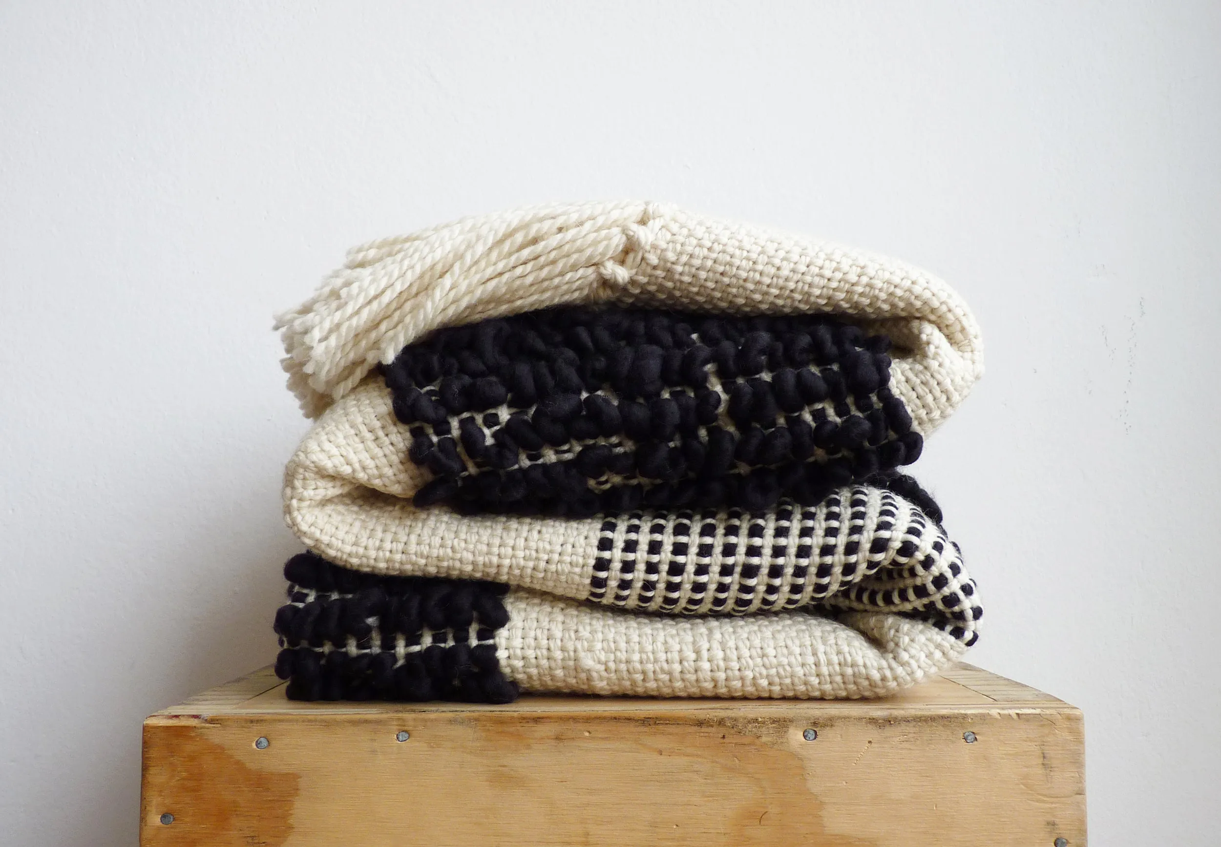 Off White Blanket with Black Loops in Geometric Design 3D Mosaico