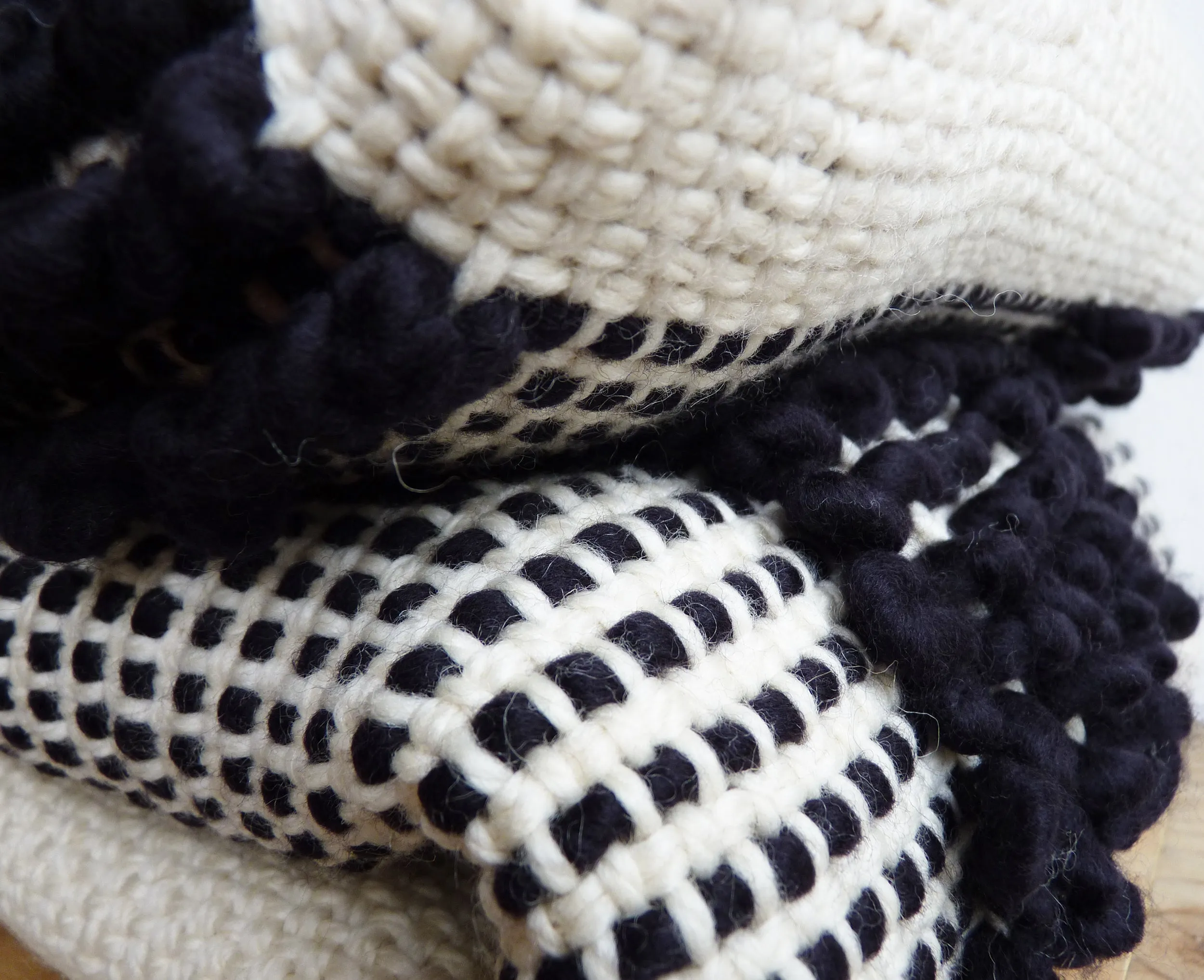 Off White Blanket with Black Loops in Geometric Design 3D Mosaico