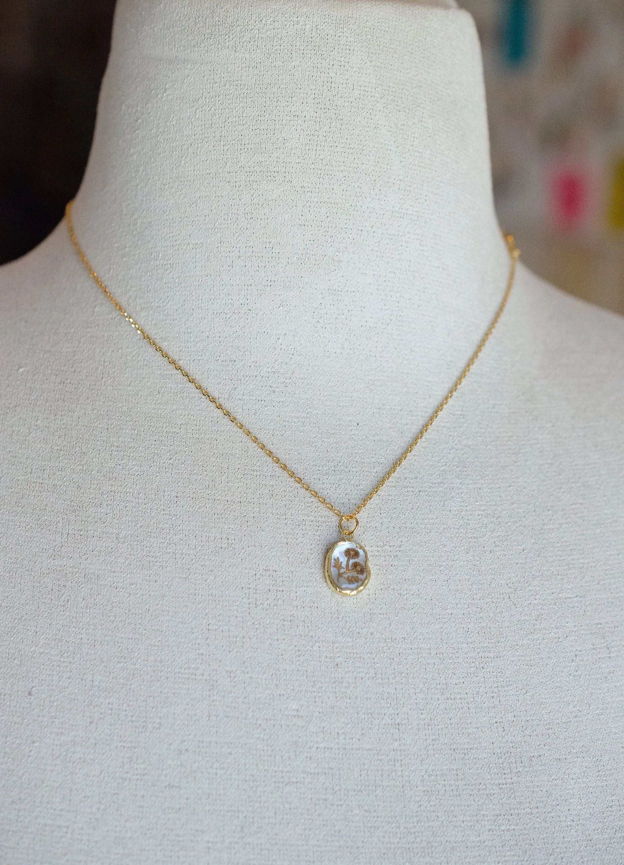 Pearl Flower Necklace, Mother of Pearl Necklace, June Birthstone Necklace, Dainty Pearl Necklace, Laying Pearl Necklace, Gift for friend,