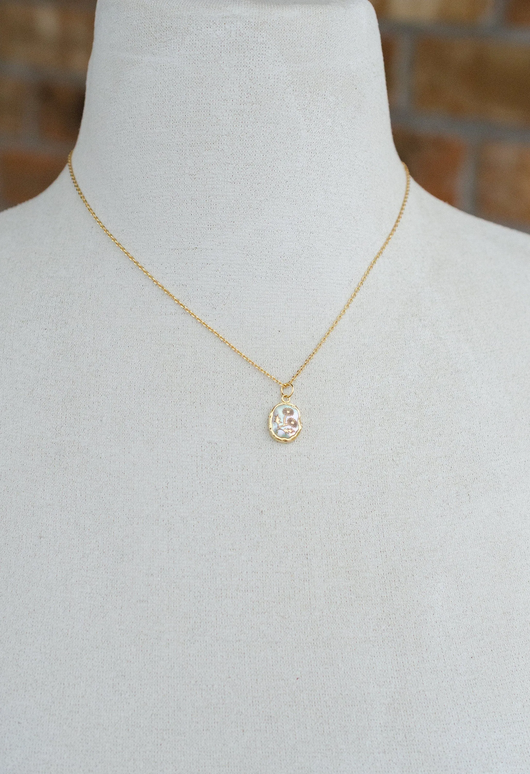 Pearl Flower Necklace, Mother of Pearl Necklace, June Birthstone Necklace, Dainty Pearl Necklace, Laying Pearl Necklace, Gift for friend,