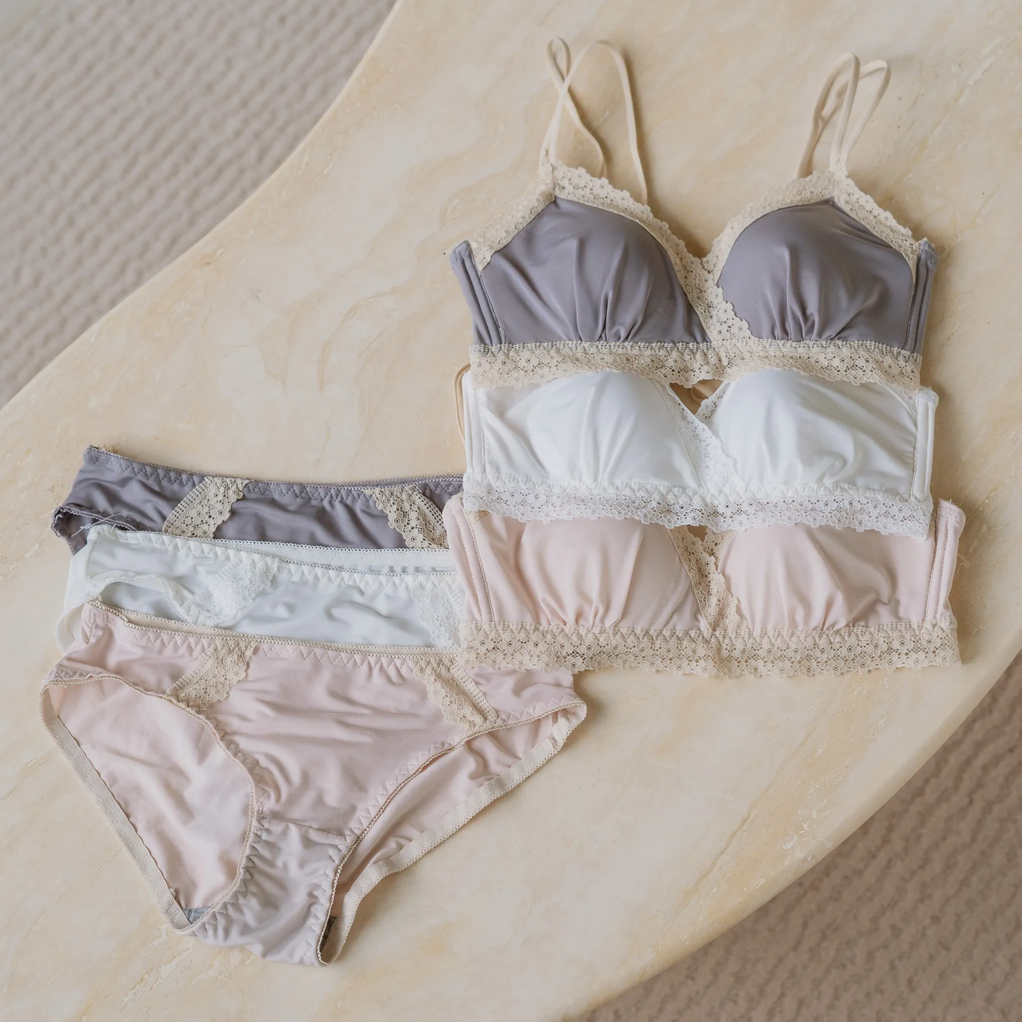 The Silky Smooth! Lace Trim Lightly-Lined Wireless Bra in Mochi Crepe