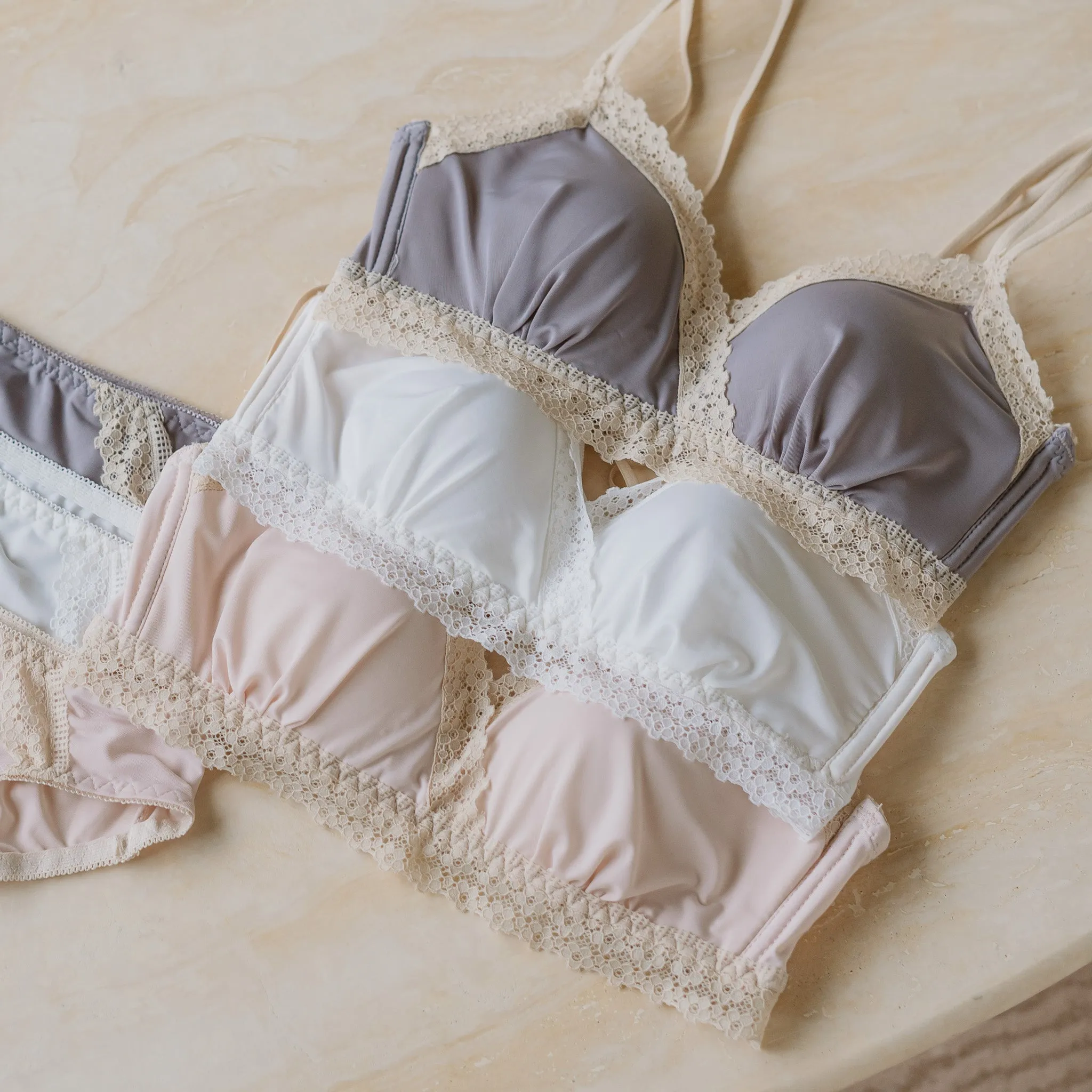 The Silky Smooth! Lace Trim Lightly-Lined Wireless Bra in Mochi Crepe