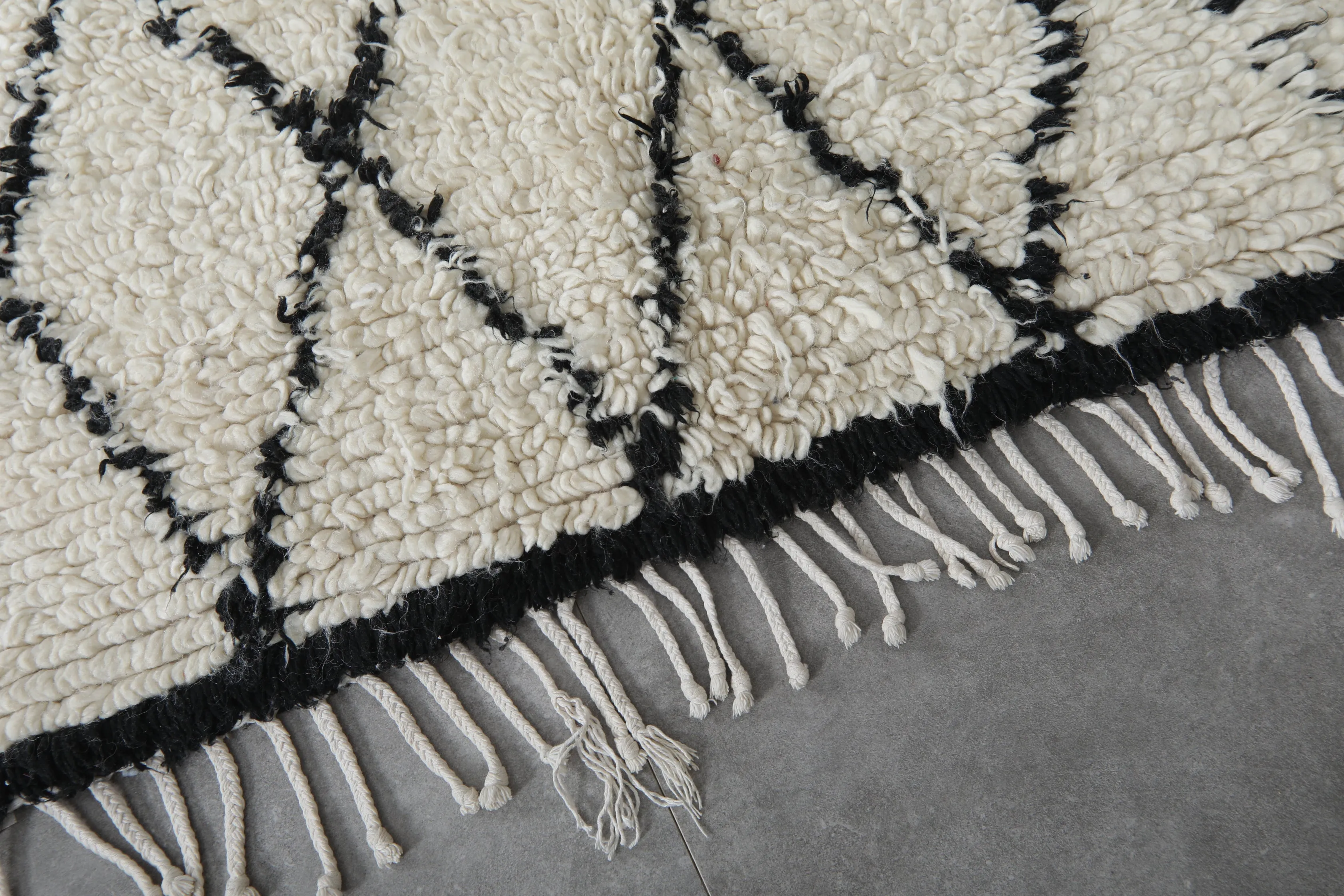 Trellis Beni Ourain Rug 5.5 x 6.8 Feet - Authentic Moroccan Wool Rug