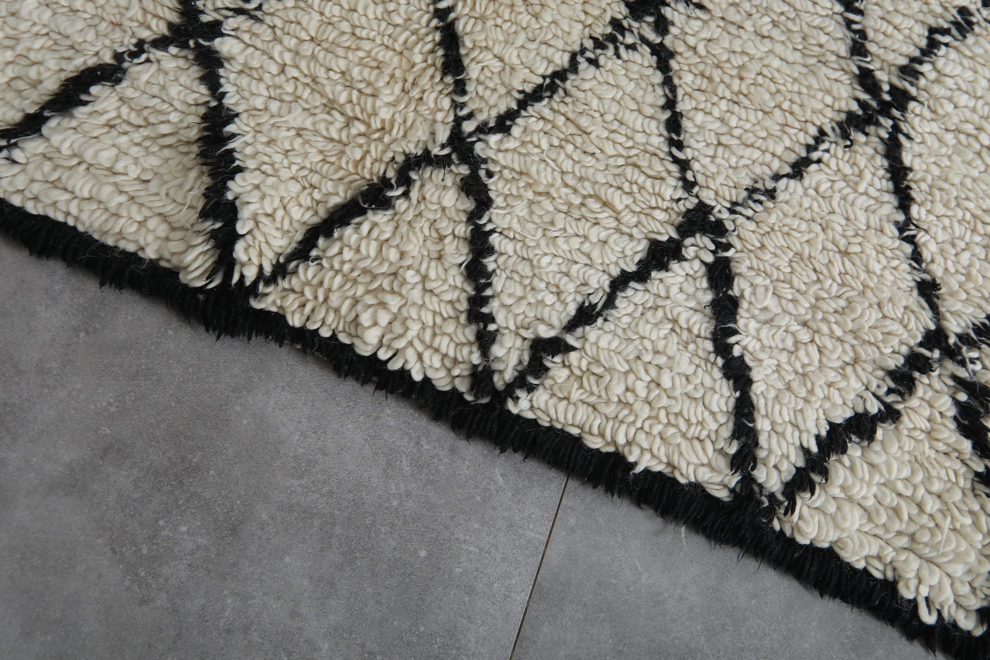 Trellis Beni Ourain Rug 5.5 x 6.8 Feet - Authentic Moroccan Wool Rug