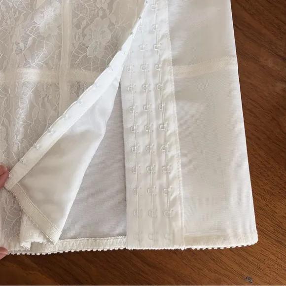 VINTAGE WHITE LACE SHAPE WEAR