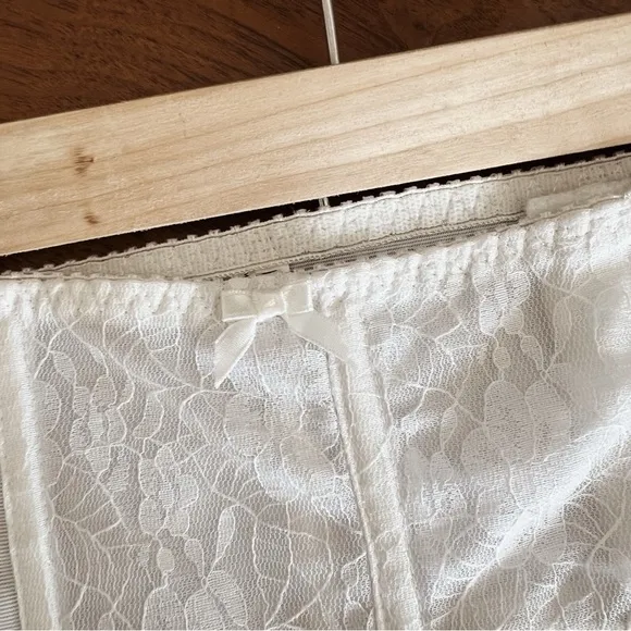 VINTAGE WHITE LACE SHAPE WEAR