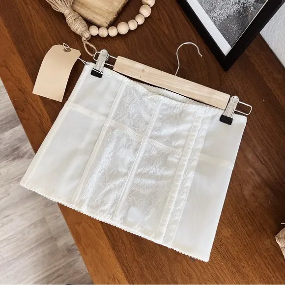 VINTAGE WHITE LACE SHAPE WEAR