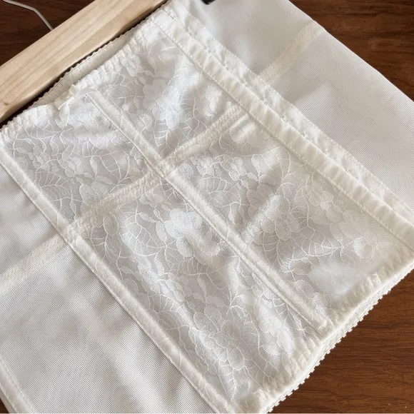 VINTAGE WHITE LACE SHAPE WEAR